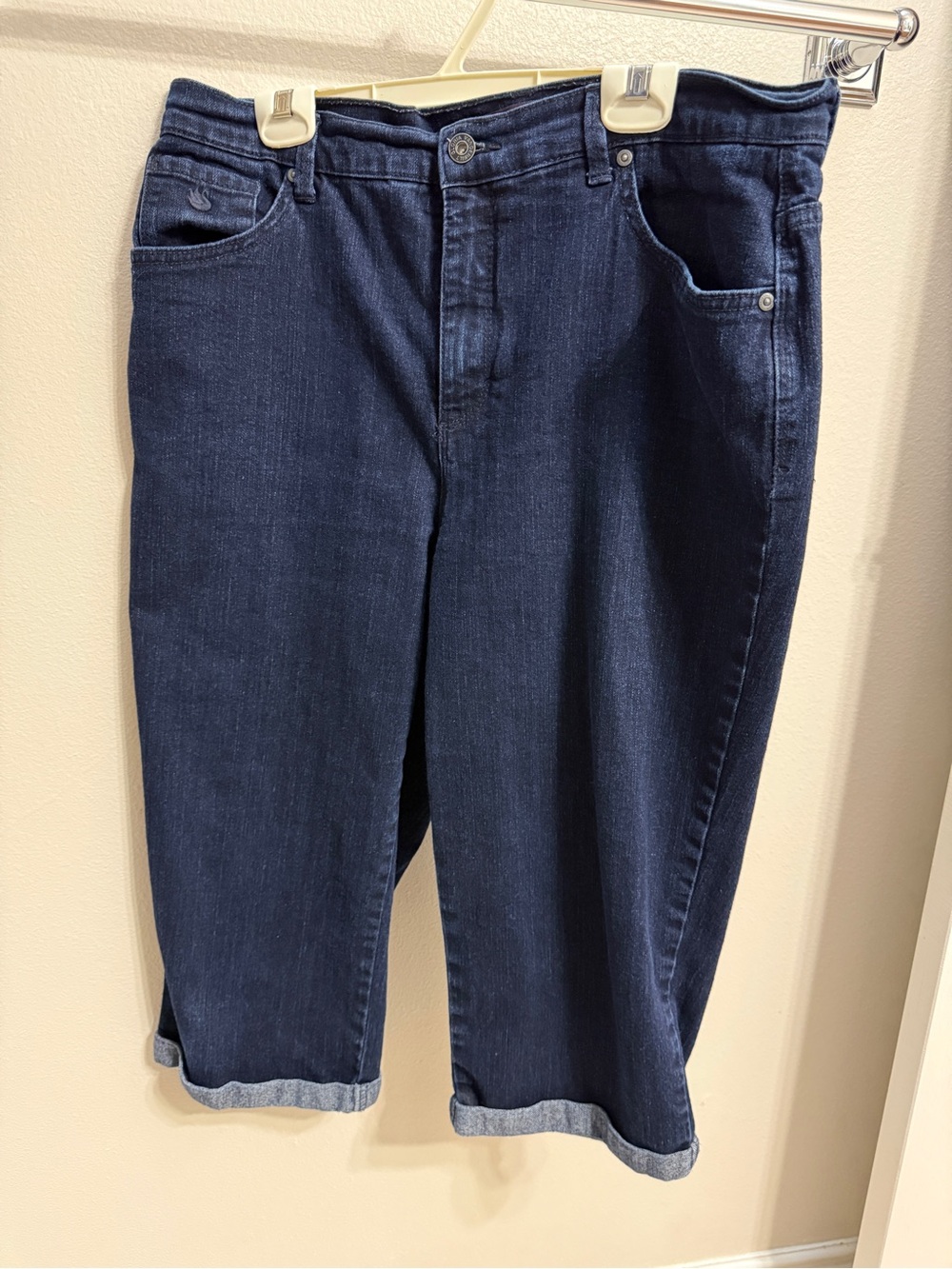 Women’s Gloria Vanderbilt Dark Blue Amanda Capri Jeans. Size 12